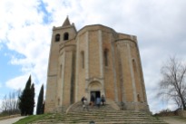 Santa Maria della Roccan kirkko Offidassa